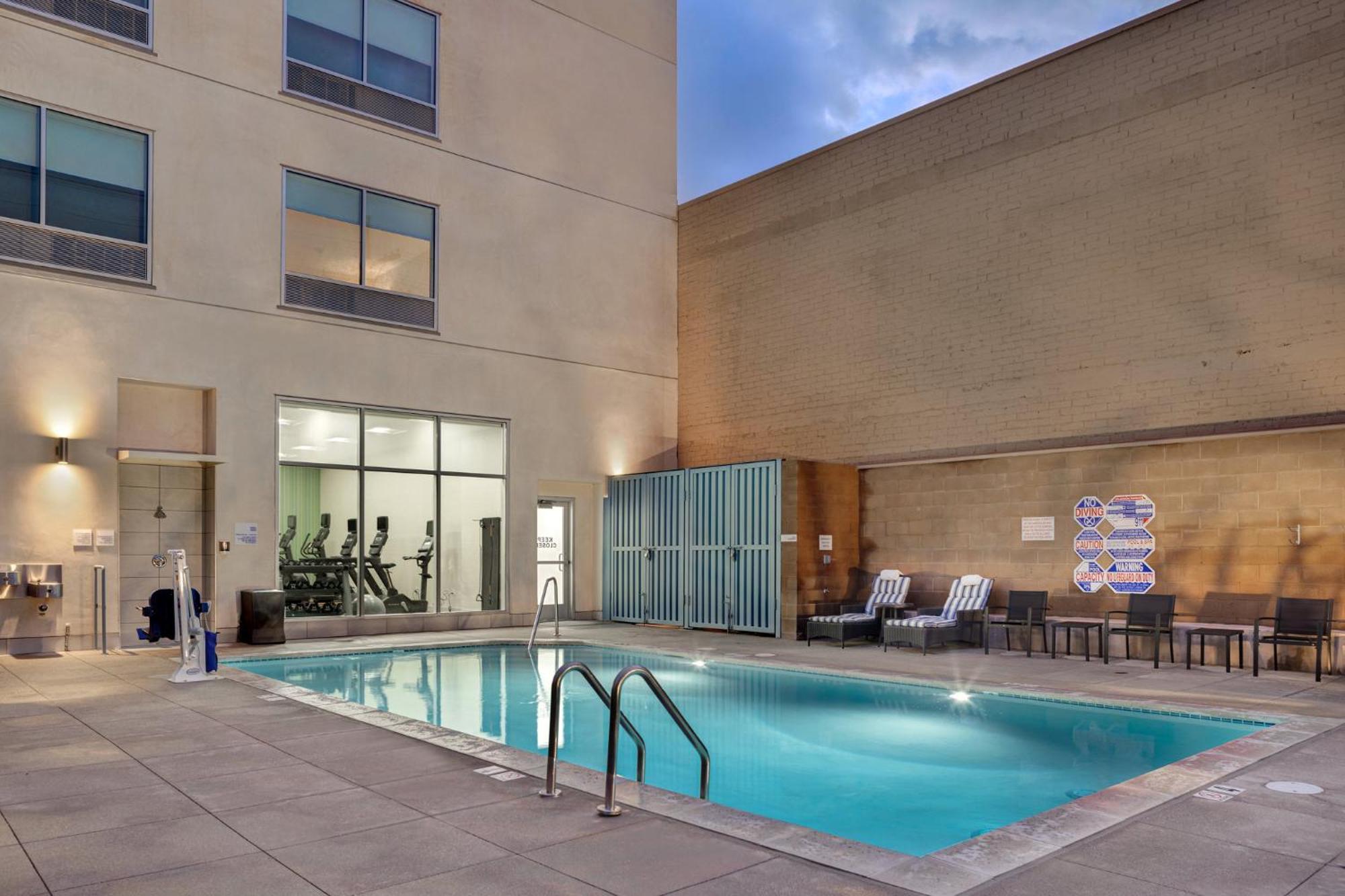 Holiday Inn Express & Suites - Glendale Downtown 외부 사진